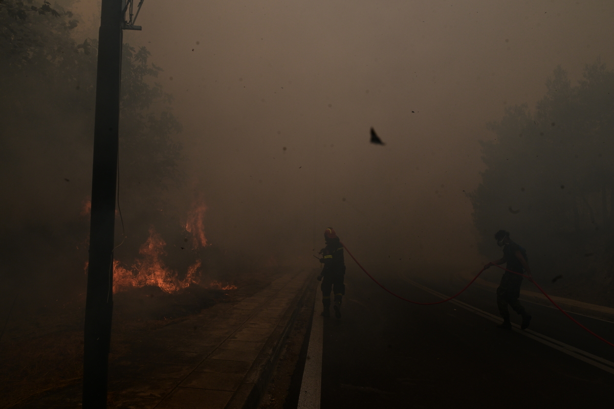 Φωτιά στην Αττική: Θρίλερ στο Χαλάνδρι - Αναφορά για αγνοούμενη