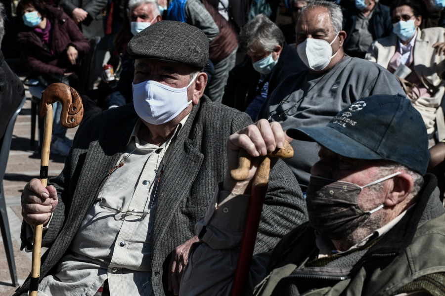 Ανάπηροι και χήρες τα μεγαλύτερα θύματα στην «ουρά» για σύνταξη