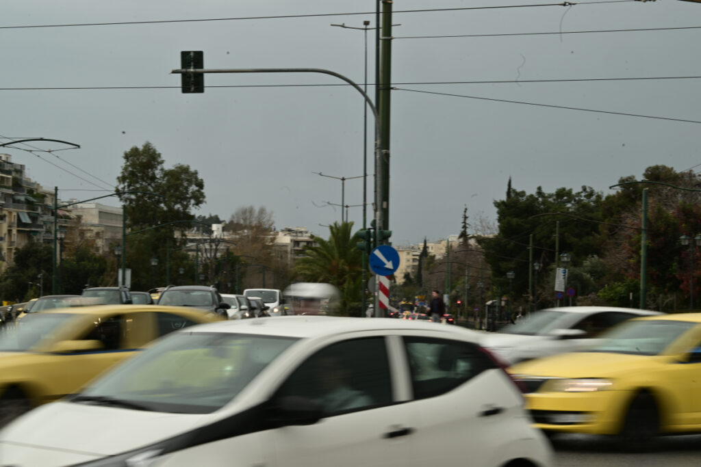 Φεύγουν οι εκδρομείς για Καθαρά Δευτέρα: Καθυστερήσεις σε Αττική Οδό και εθνική