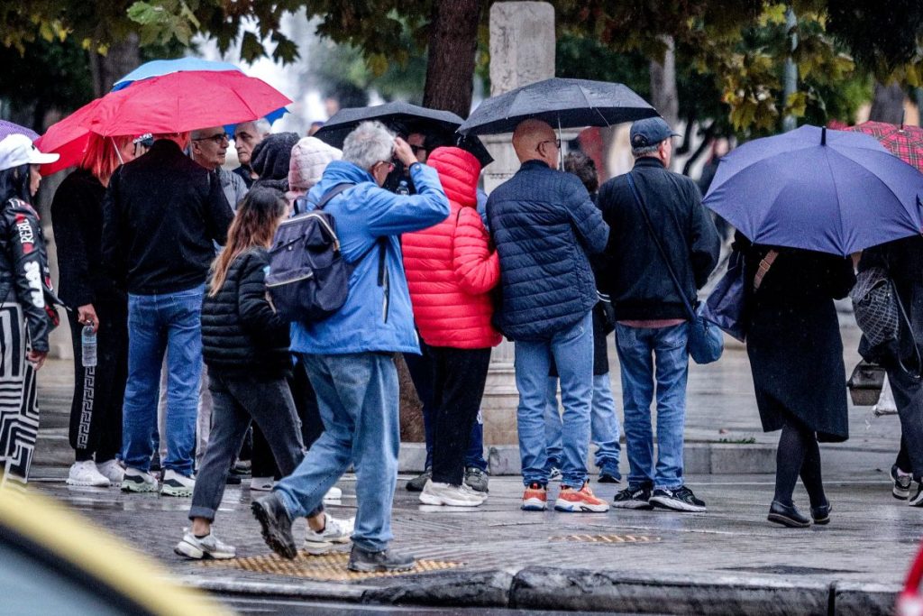 Ισχυρές καταιγίδες τις επόμενες ώρες: Νέα κακοκαιρία και χειμώνας το Σαββατοκύριακο