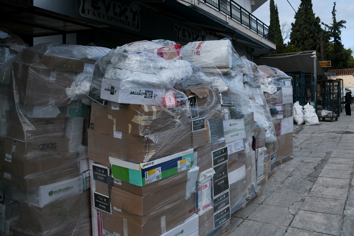 Το μεγάλο «έμφραγμα» στα κούριερ ενόψει Black Friday και Χριστουγέννων