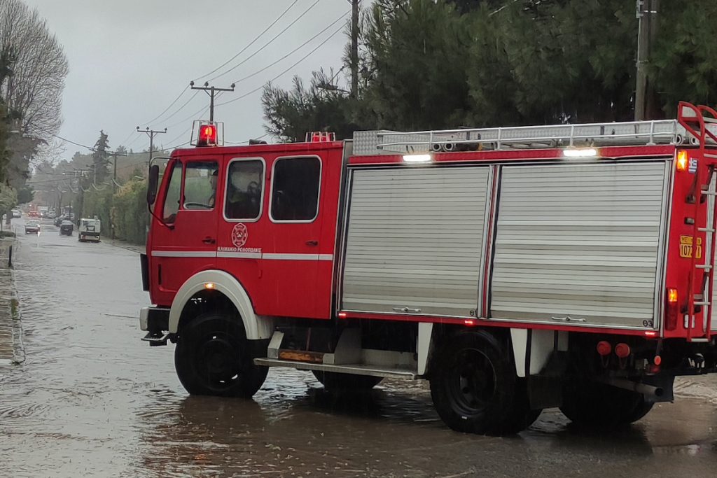 Κακοκαιρία Bora: 294 κλήσεις στην Πυροσβεστική για βοήθεια σε Λήμνο, Ρόδο, Χίο και Κεντρική Μακεδονία