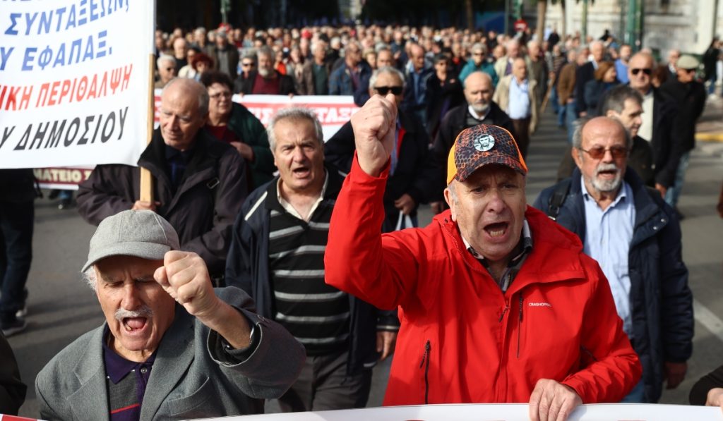 Στους δρόμους οι συνταξιούχοι – Χάος στο κέντρο της Αθήνας