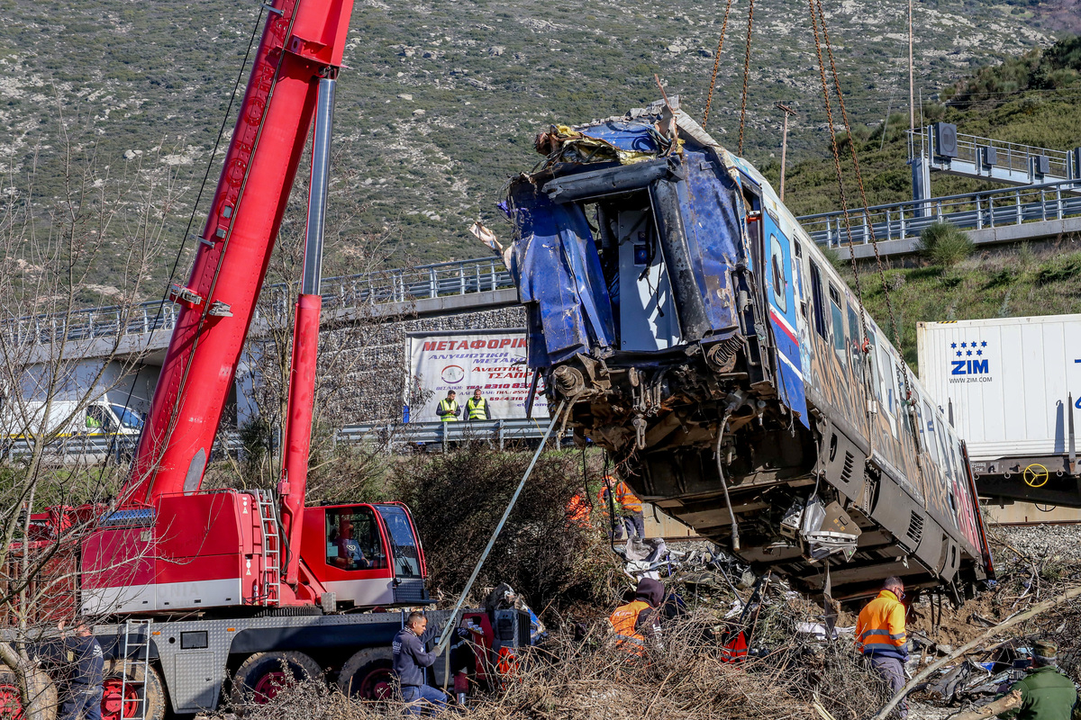 Τέμπη: Συγγενής θύματος κατέθεσε αίτημα εκταφής – Πείραμα για την έκρηξη από έλαια σιλικόνης