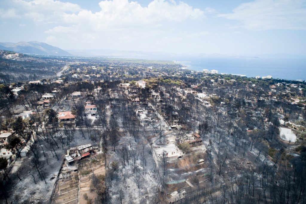 Φωτιά στο Μάτι: «Μη ταυτοποιημένα τμήματα σορών στον ομαδικό τάφο» – Τι καταγγέλλουν συγγενείς των θυμάτων