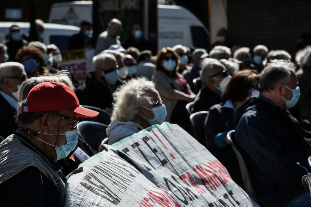 Ασφαλιστικό: Μπόνους… τηλεφωνητή και οι συντάξεις στην τρόικα