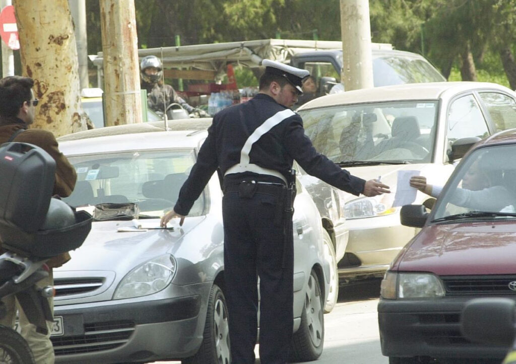 Στο Κολωνάκι πέφτουν… κορμιά: Σαφάρι Τροχαίας και Δημ. Αστυνομίας για κλήσεις και πινακίδες ΙΧ