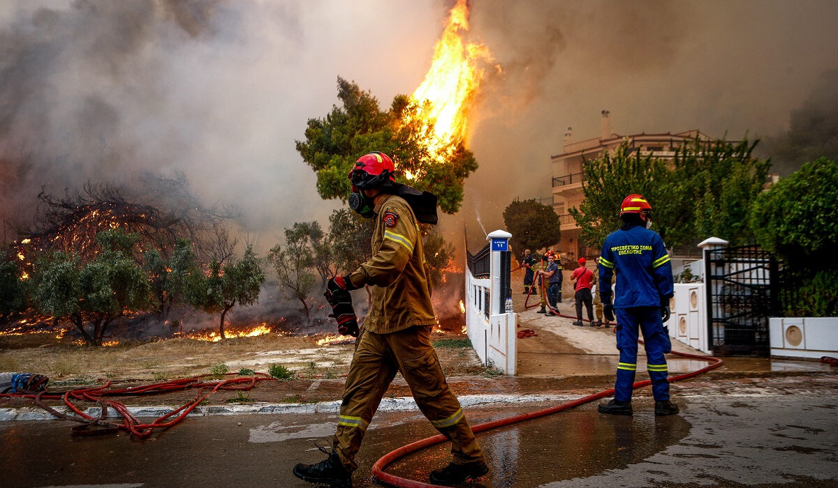 Κλειστοί δρόμοι στην Πάρνηθα λόγω της φωτιάς