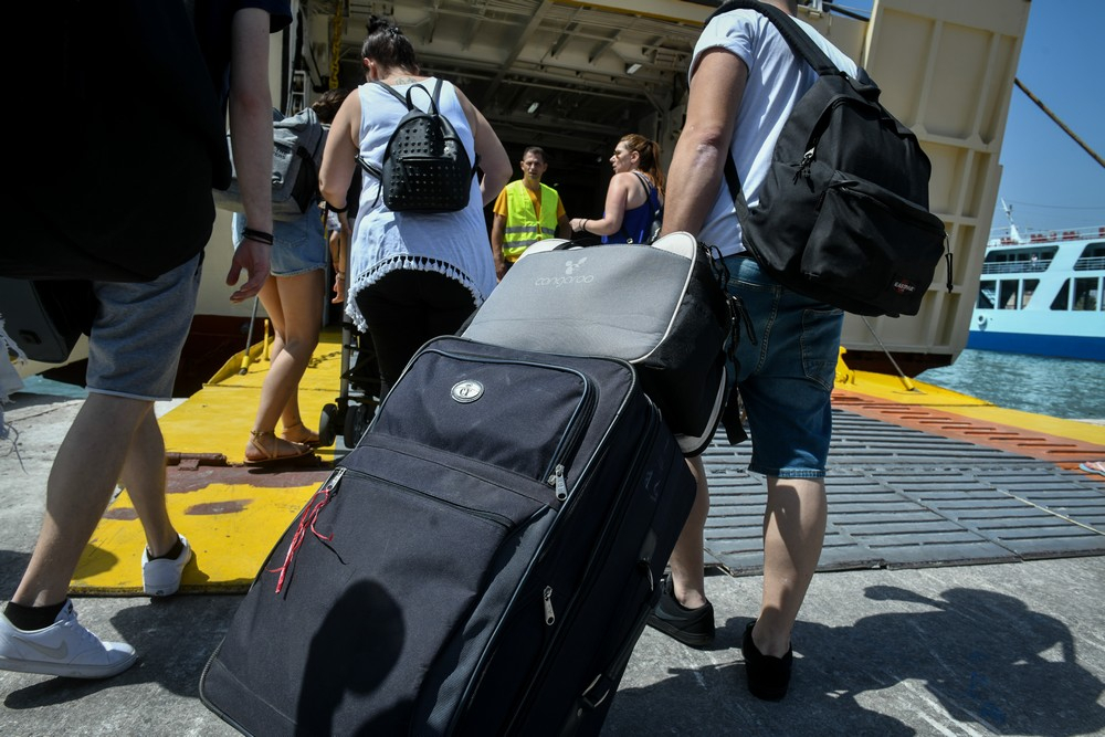 Τι θα γίνει με τη μετακίνηση στα νησιά, τα μέτρα