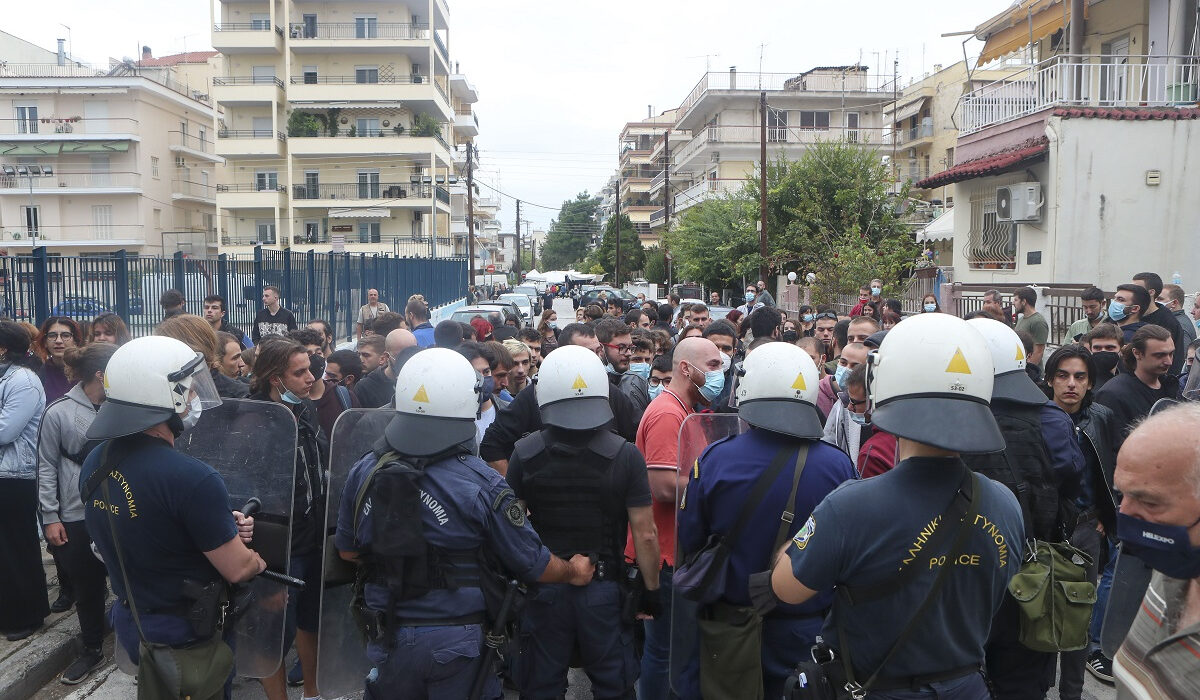 Σταυρούπολη: Νέα επεισόδια στο ΕΠΑΛ – Μολότοφ, πέτρες και ΜΑΤ έξω από το σχολείο