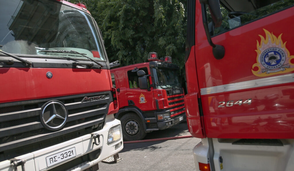 Τρεις προσαγωγές για την φωτιά που ξέσπασε στα Καλύβια – Τι εξετάζουν οι Αρχές