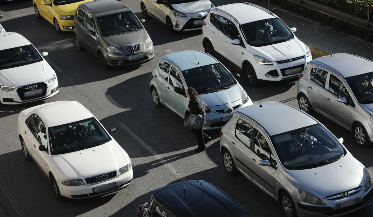 Φωτιά σε όχημα στην Περιφερειακή Υμηττού – Καθυστερήσεις στην κυκλοφορία προς Κατεχάκη