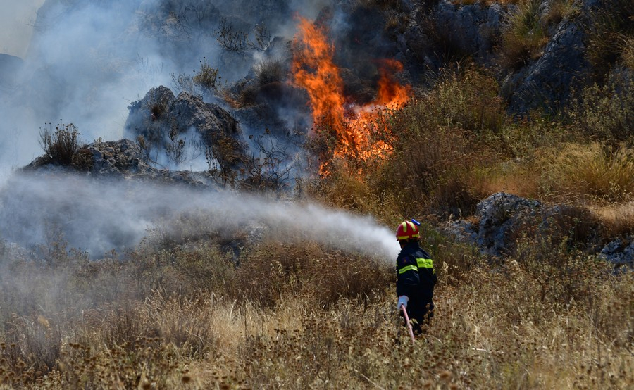 Δύο πύρινα μέτωπα στην Κέρκυρα