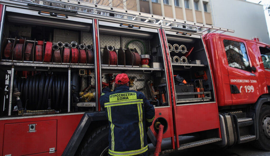 Φωτιά σε διαμέρισμα στην Αγία Παρασκευή – Επιχειρούν 18 πυροσβέστες με 5 οχήματα