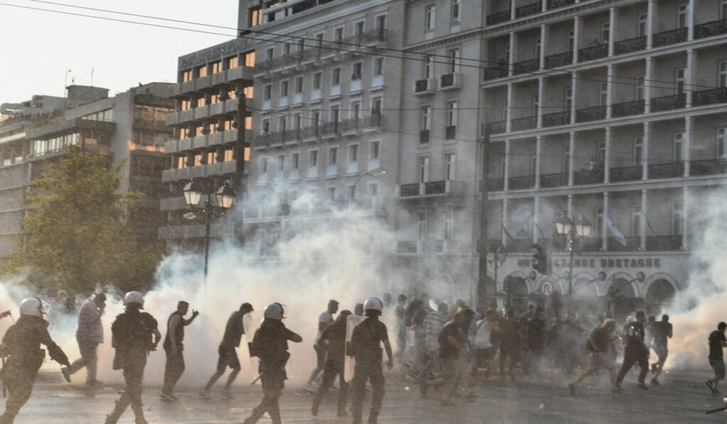 Επεισόδια αρνητών σε Σύνταγμα – Προπύλαια: Τι αναφέρει η ΕΛ.ΑΣ.