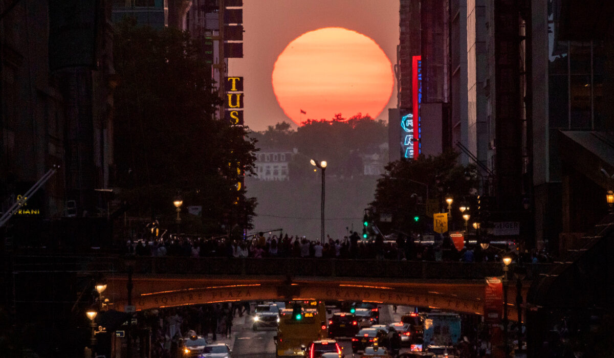 Manhattanhenge: Το ηλιοβασίλεμα στη Νέα Υόρκη που κάνει την κίνηση να σταματήσει (Εικόνες)