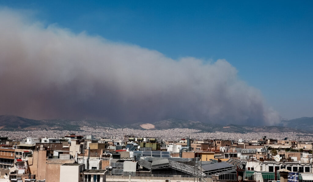 Κλειστοί δρόμοι λόγω της φωτιάς στη Φυλή