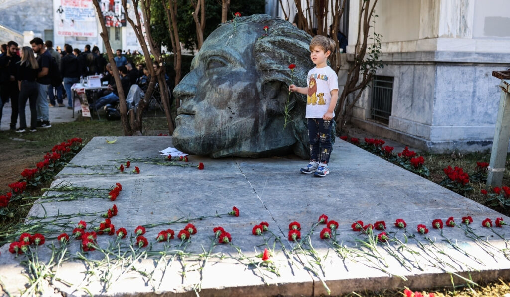 Άνοιξαν οι πύλες του Πολυτεχνείου: «50 χρόνια μετά η φλόγα του Νοέμβρη καίει ακόμα»