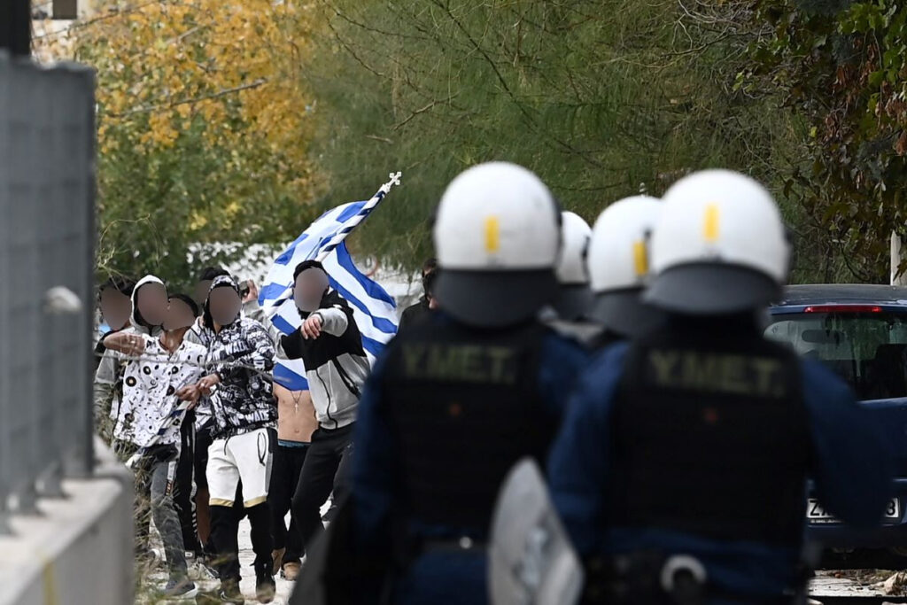 Κομμένη στα δύο η χώρα: Μπλόκα στην Εθνική Οδό, επεισόδια σε Αθήνα και Θεσσαλονίκη – Σε κρίσιμη κατάσταση ο 16χρονος