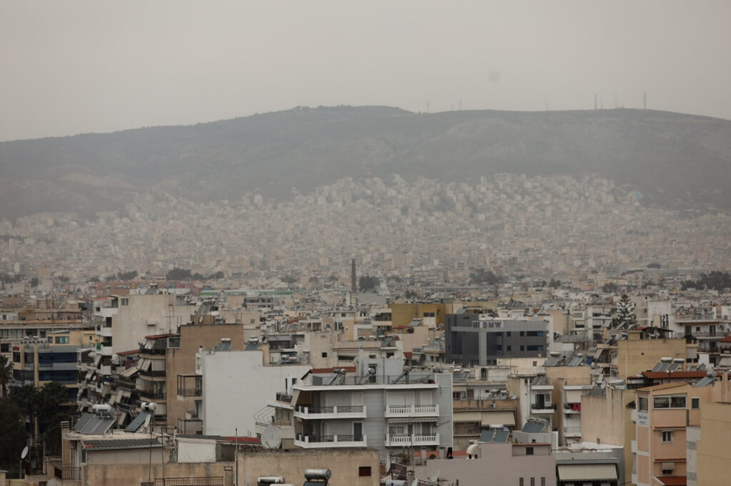 Γρηγόρης Πετράκος για αφρικανική σκόνη: «Γίνεται τεχνητή τροποποίηση στον καιρό και το κάνει το ΝΑΤΟ»