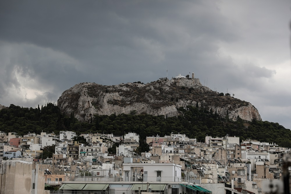 Καιρός: Και τώρα χειμώνας με πτώση θερμοκρασίας, καταιγίδες και ισχυρούς ανέμους