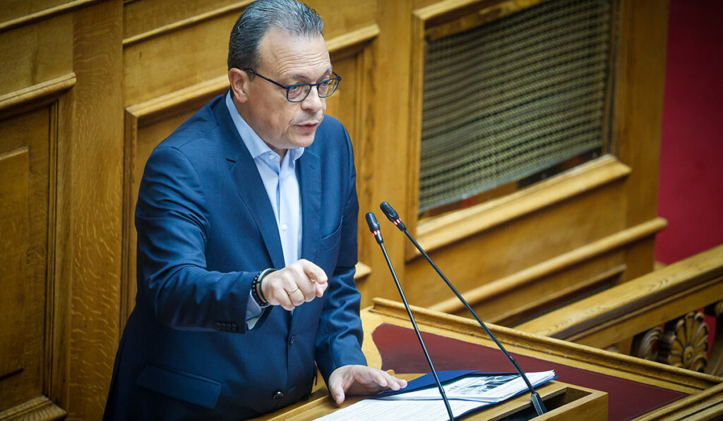 Φάμελλος: Η κυβέρνηση νομοθετεί το ρουσφέτι