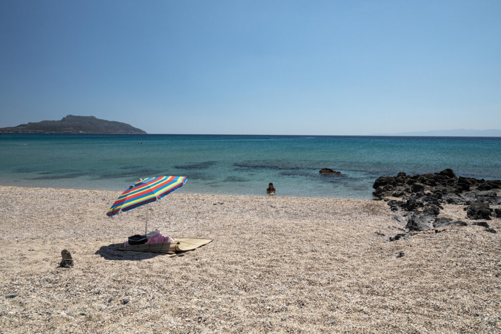 Η λίστα με τις 198 απάτητες παραλίες της Ελλάδας – Απαγορεύονται οι ξαπλώστρες