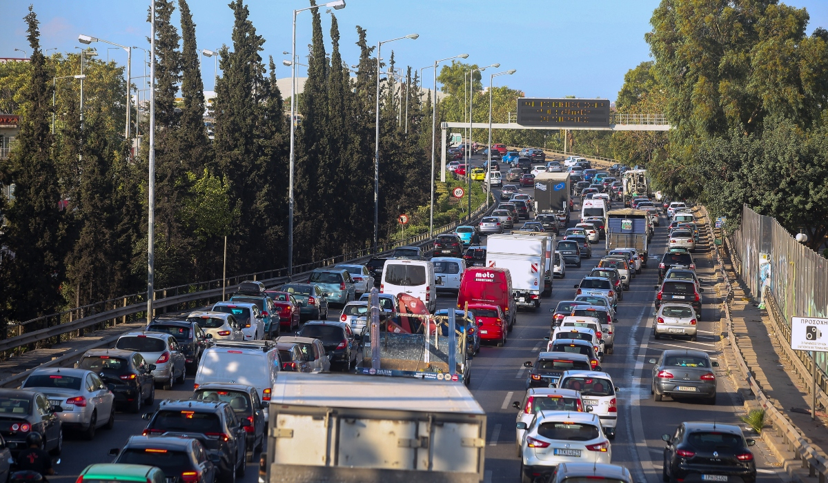 Κίνηση στους δρόμους: «Στο κόκκινο» ο Κηφισός λόγω ακινητοποιημένου πούλμαν – Πού έχει μποτιλιάρισμα