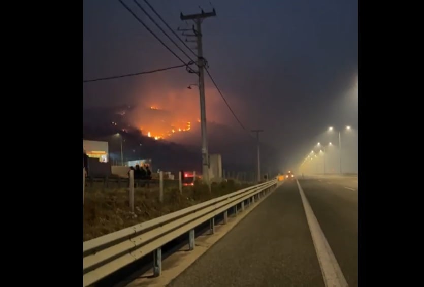 Η φωτιά στην εθνική οδό Αθηνών – Κορίνθου (Συγκλονιστικό βίντεο)