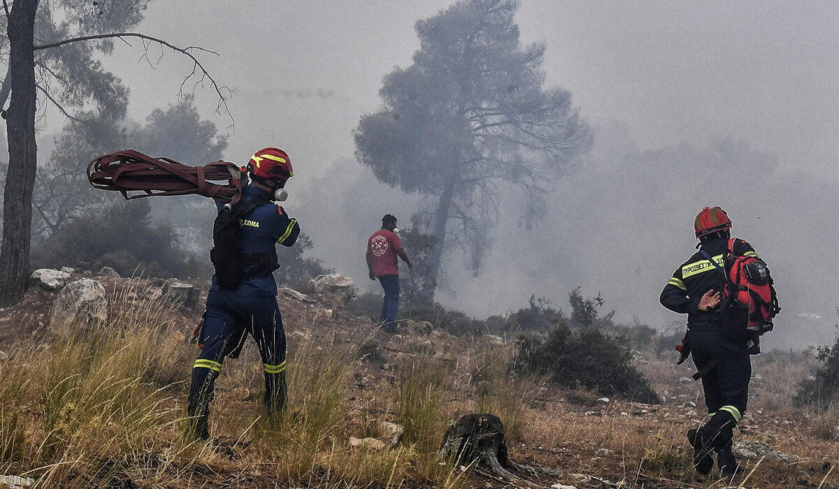 Φωτιά στο Ζεμενό Κορινθίας – Σηκώθηκαν δύο εναέρια μέσα