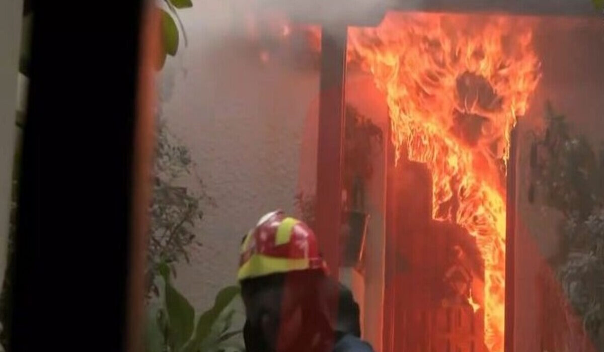 Φωτιά στην Αττική: Πυροσβέστης αποτρέπει γυναίκα να μπει στο σπίτι της λίγο πριν γίνει έκρηξη (Βίντεο)