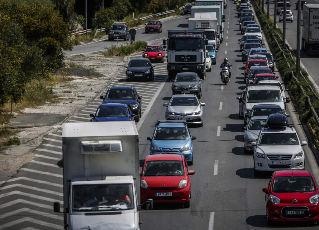 Κυκλοφοριακό χάος στην Αθηνών – Κορίνθου: Σύγκρουση τριών φορτηγών και ουρά χιλιομέτρων