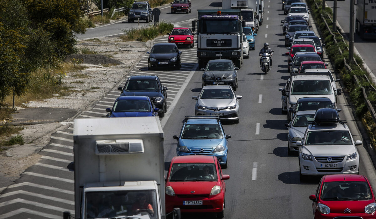 Κυκλοφοριακό χάος στην Αθηνών – Κορίνθου: Σύγκρουση τριών φορτηγών και ουρά χιλιομέτρων