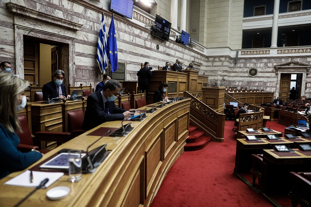 Βουλή: Ερώτηση για τις απευθείας αναθέσεις του Δημοσίου σε εταιρείες δημοσκοπήσεων