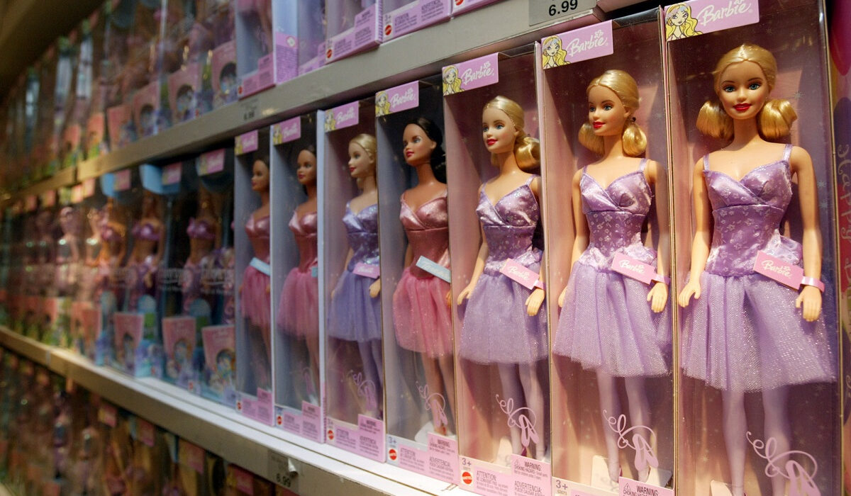 Τι… κάνουν δεκάδες «Barbie» και «Ken» στα κομμωτήρια της Θεσσαλονίκης