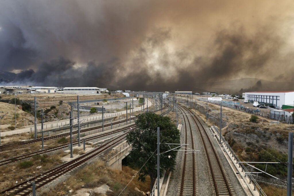 Φωτιά στον Ασπρόπυργο: Εκκενώθηκαν οικισμοί, κάηκαν εργοστάσια – Εκρήξεις και τοξικοί καπνοί