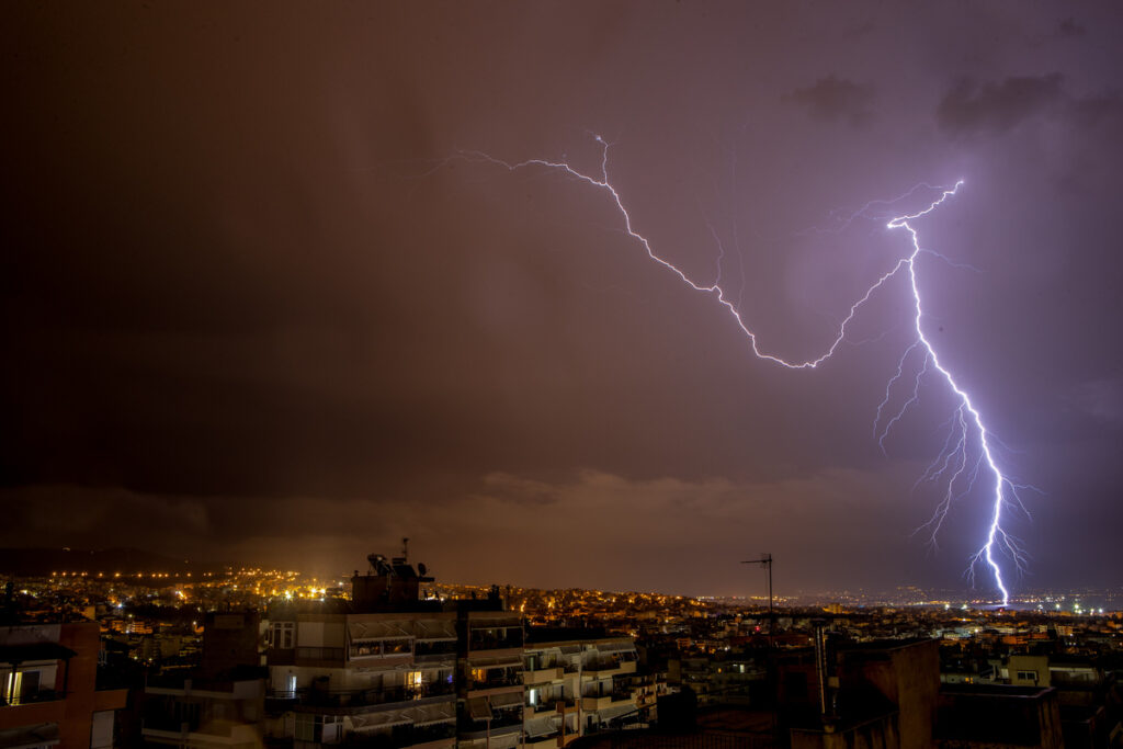 Ισχυρή καταιγίδα στην Αττική: Πώς θα εξελιχθεί τις επόμενες ώρες (LIVE χάρτης)