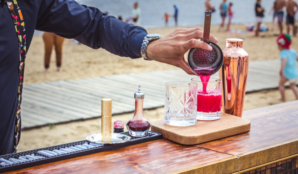 Σκόπελος: Άνω-κάτω beach bar σε έλεγχο του ΕΦΚΑ – «Είστε κλέφτες»