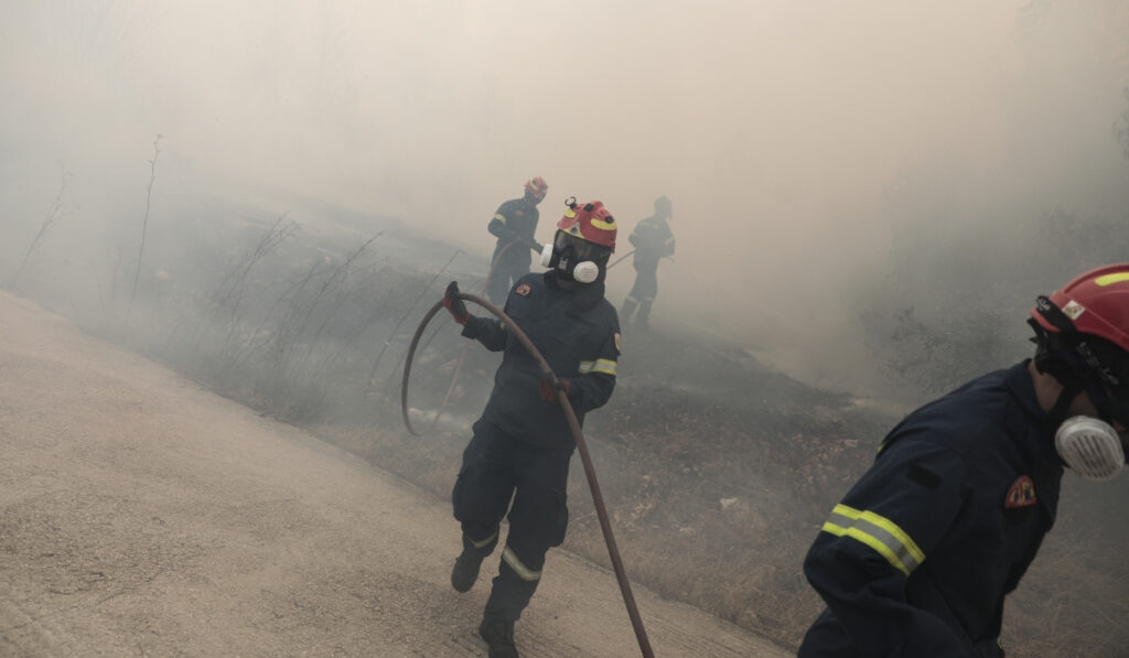 Μεγάλη φωτιά στο Δίστομο Βοιωτίας – Δείτε βίντεο και φωτογραφίες