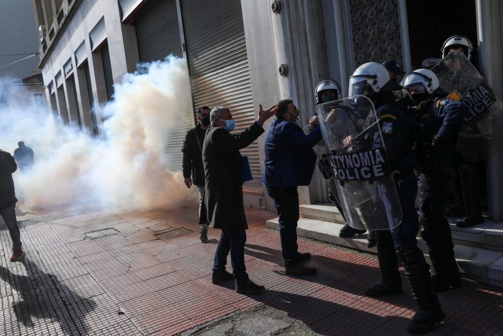 Επεισόδια και χημικά στη συγκέντρωση ΠΟΕΔΗΝ – ΑΔΕΔΥ