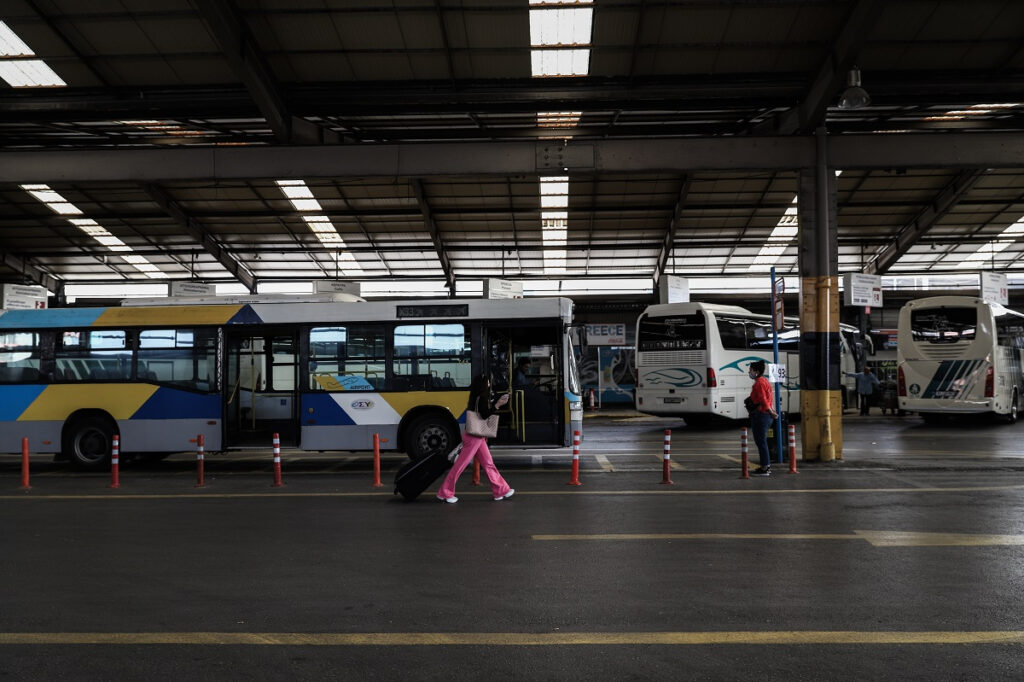 Μετακίνηση εκτός νομού: Επικίνδυνο κενό στα ΚΤΕΛ και φόβοι για διασπορά