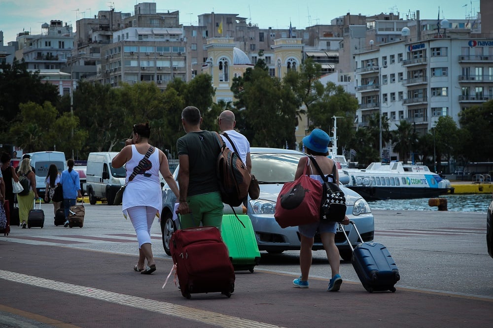 Μετακινήσεις: Πώς θα γίνονται με αεροπλάνο και πλοίο – Τα νέα μέτρα