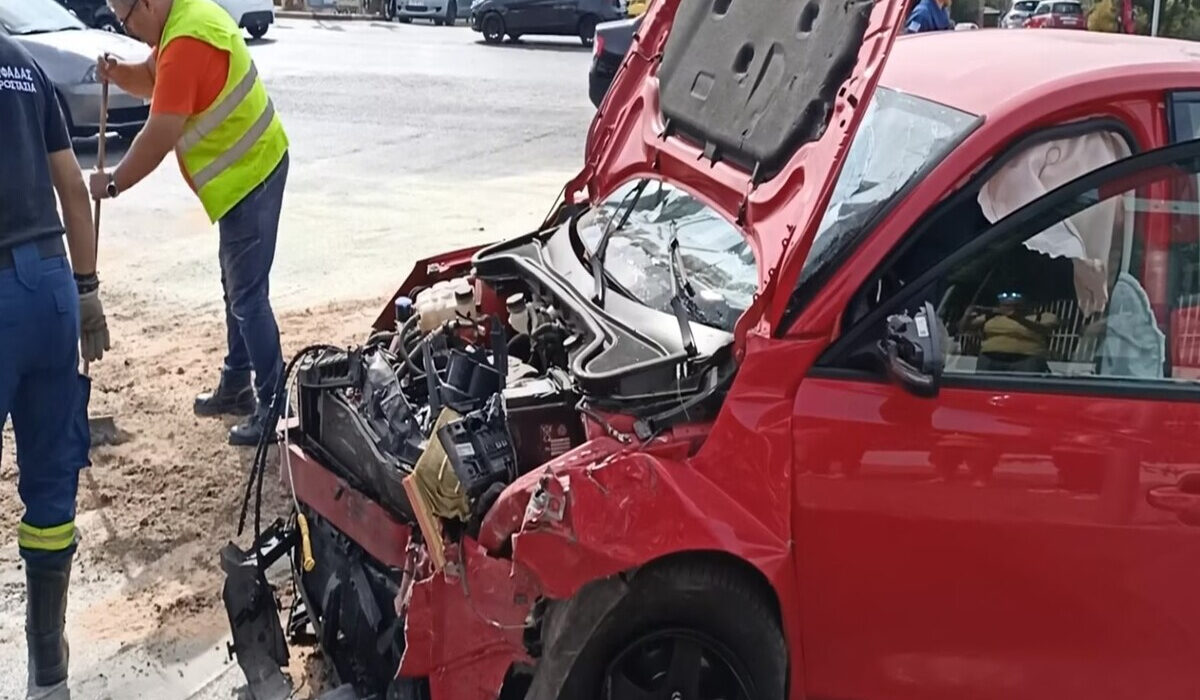 Σοβαρό τροχαίο στη λεωφόρο Βουλιαγμένης με δύο τραυματίες – Βίντεο από το σημείο της σύγκρουσης