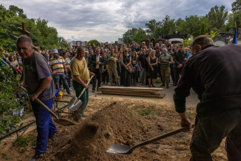 Oυκρανία: Βρέθηκε ομαδικός τάφος στο Ιζιούμ – Πληροφορίες για 440 σορούς