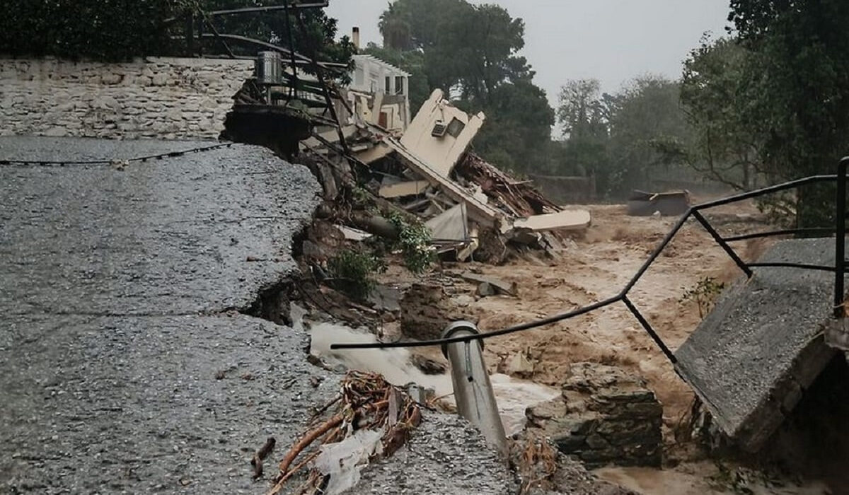 Κατέρρευσε τμήμα του γηροκομείου στον Βόλο – Σαρώνει η κακοκαιρία Daniel