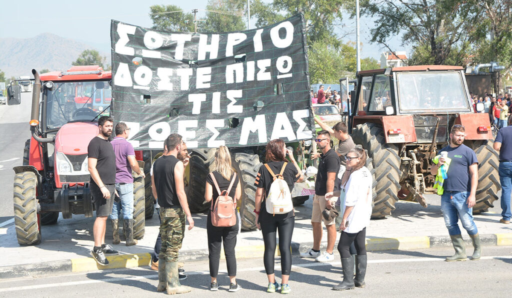 Λάρισα: Πλημμυροπαθείς αγρότες βγήκαν στους δρόμους με τα τρακτέρ – «20 μέρες ακούμε μόνο υποσχέσεις»