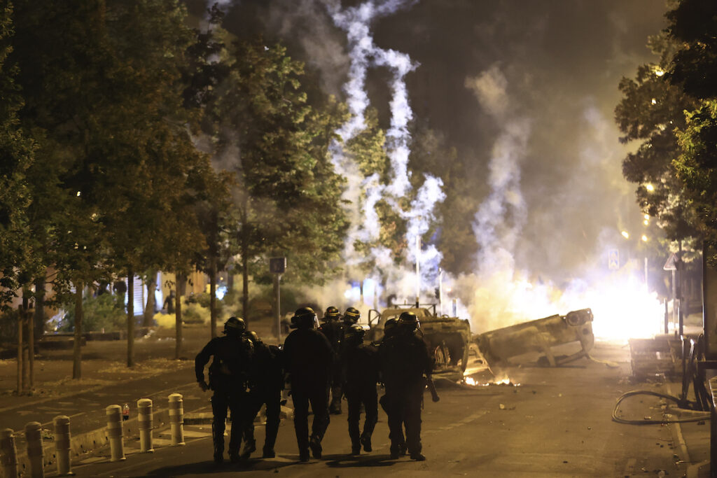 Η πολιτική του ρατσισμού και του μίσους ναρκοθετεί την κοινωνική ειρήνη