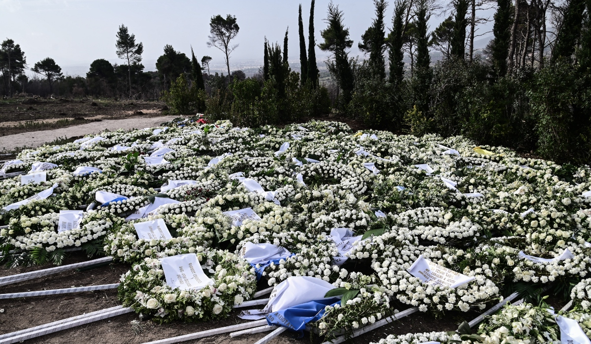 Τέως βασιλιάς: Γέμισε στεφάνια ο χώρος γύρω από τον τάφο στο Τατόι