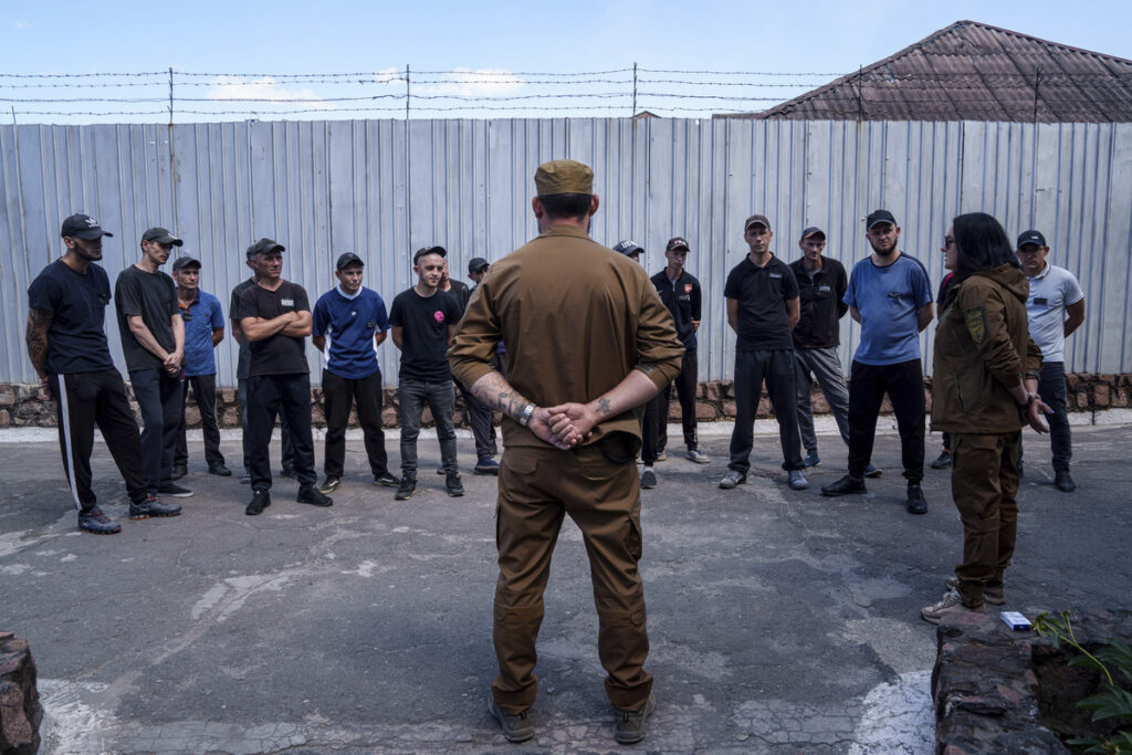 Η Ουκρανία απελευθερώνει χιλιάδες κρατούμενους για να πολεμήσουν τη Ρωσία