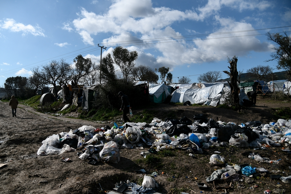 Guardian: Εικόνες Μεσαίωνα στην Ελλάδα – Νεκρός πρόσφυγας περιτριγυρισμένος από αρουραίους